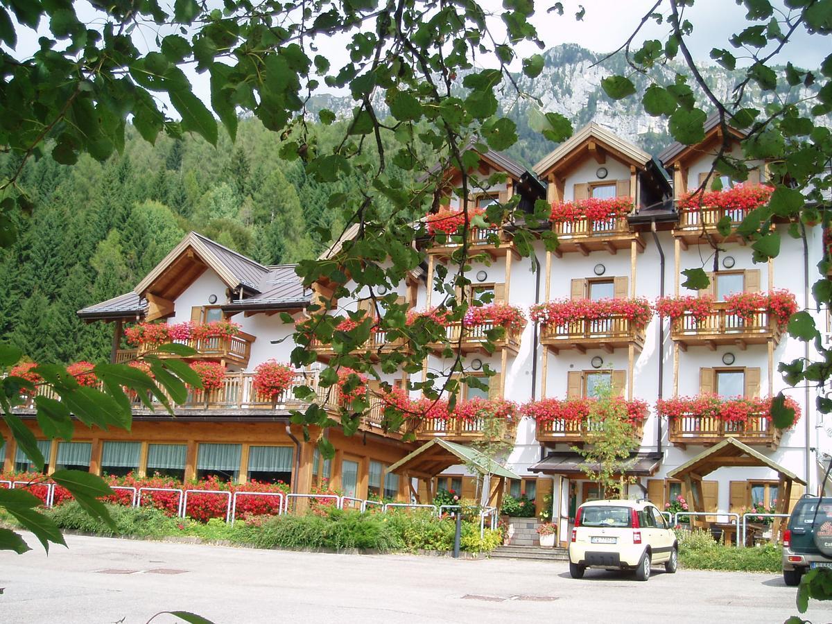 Kapriol Hotel กาสเตลโล เตซิโน ภายนอก รูปภาพ